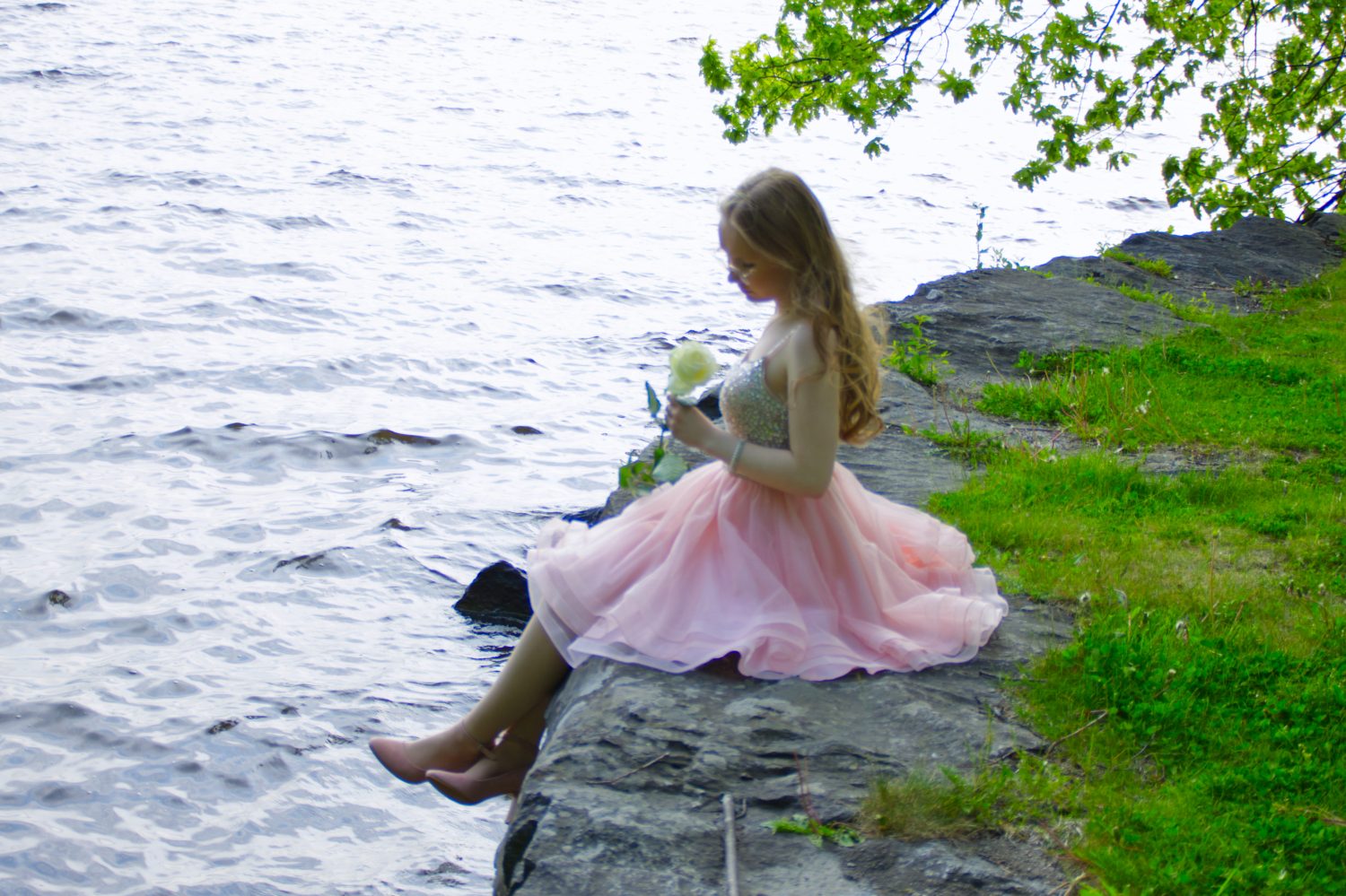 ALINA_muuri3 tyttö istuu muurilla